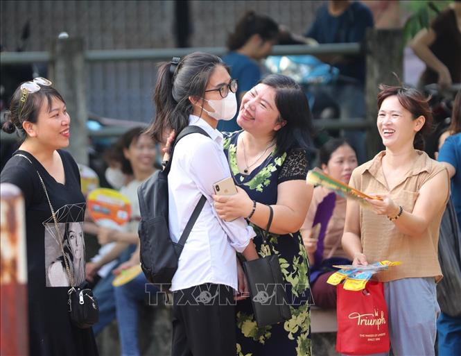 Phụ huynh, giáo viên động viên thí sinh điểm thi Trường THPT Đan Phượng trước giờ thi Toán. Ảnh: Hoàng Hiếu - TTXVN 